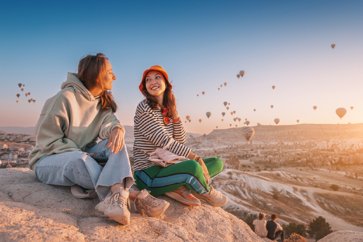 Travel essentials: Friends by a mountain at cappadocia